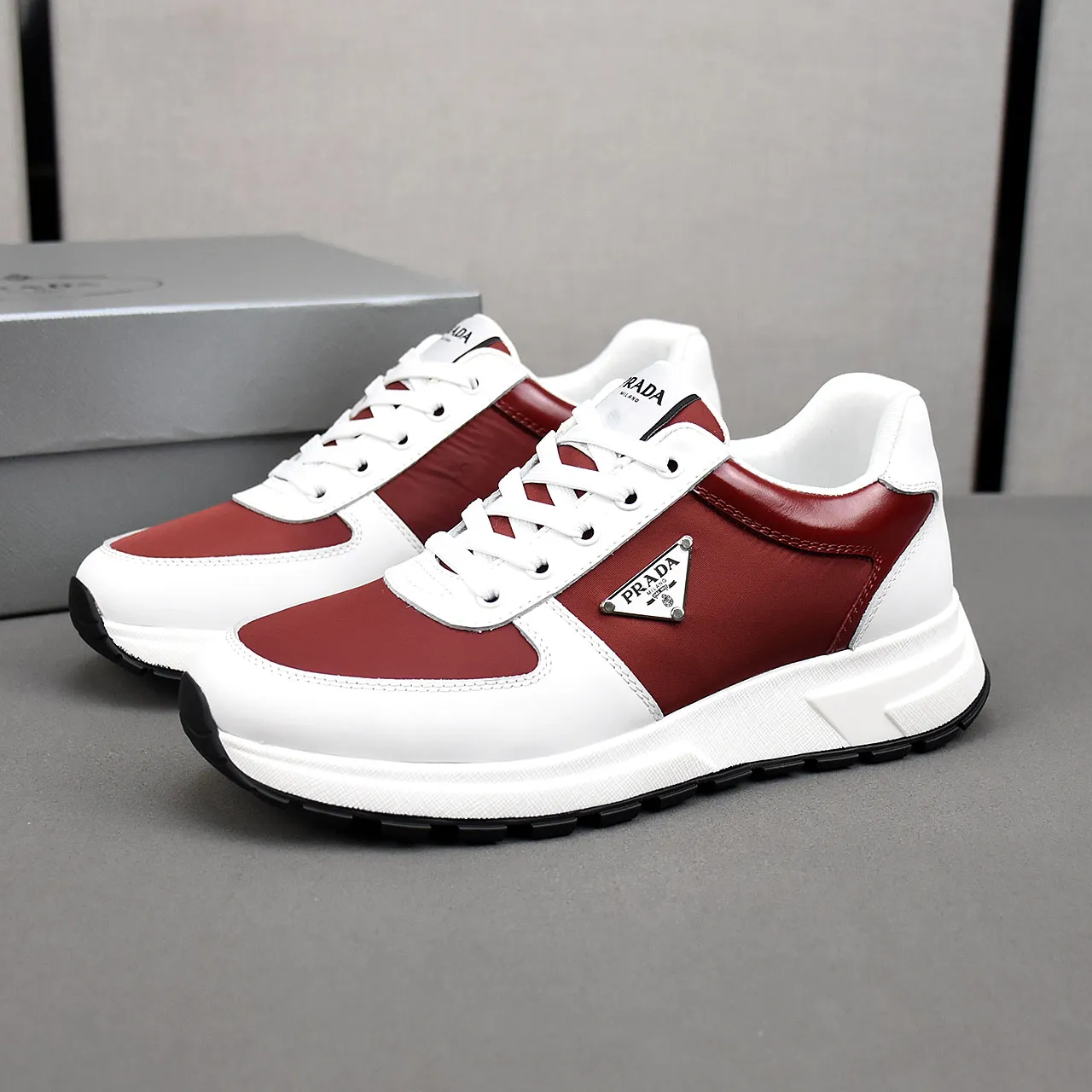 PP460👟👟👟Prada/Prada Prax men's series casual sports shoes Prax sports shoes combine style and comfort, with a unique sports design defined by exquisite materials and details. Fashionable, casual and versatile, it is decorated with an enameled triangle logo on the outside, a Prada Milano printed logo on the tongue, and a 2.5cm lightweight two-tone rubber sole for a comfortable wearing experience! Size: 38-39-40-41-42-43-44 standard leather shoe size